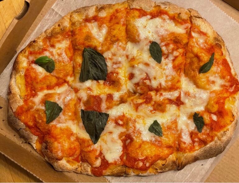 Margherita Pinsa in a to-go box.